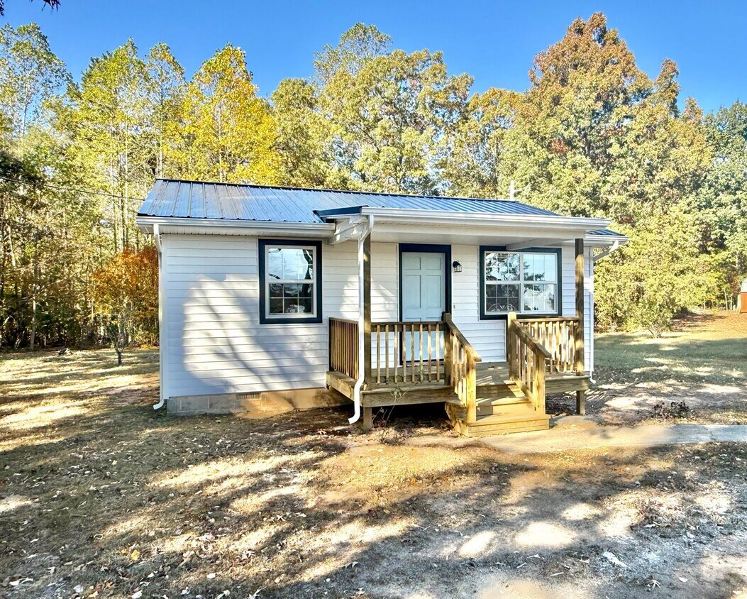 Foto principal - Updated 2-bedroom home close to Farmville