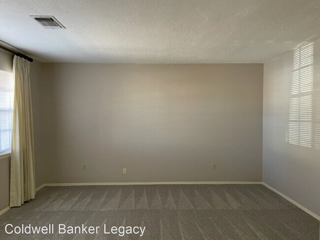 4 br, 2 bath House - 3808 Madrid Dr NE photo'