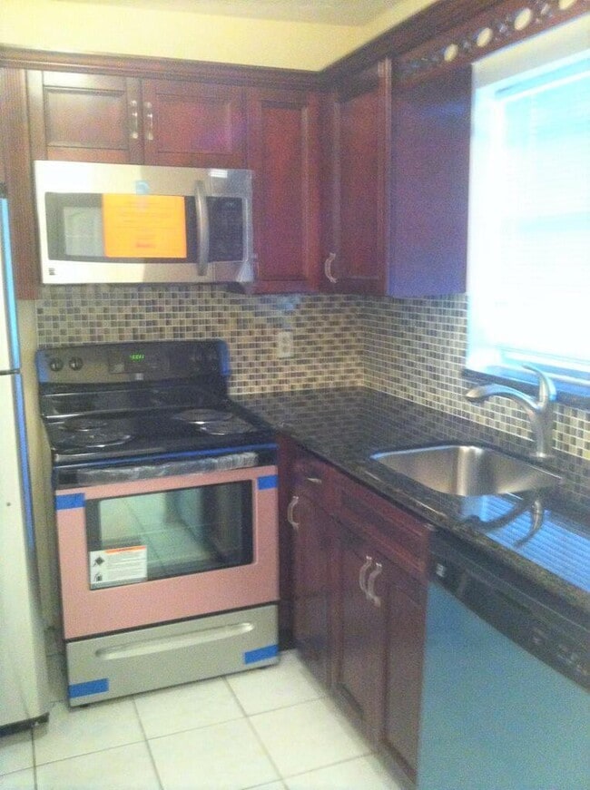 Building Photo - 9851 Sandalfoot Blvd