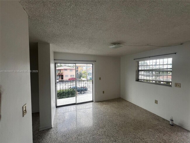 Building Photo - 619 SW 11th Ave