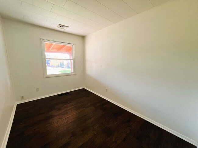 Building Photo - Charming Sun-Filled Single-Family Home - Lenox, MA