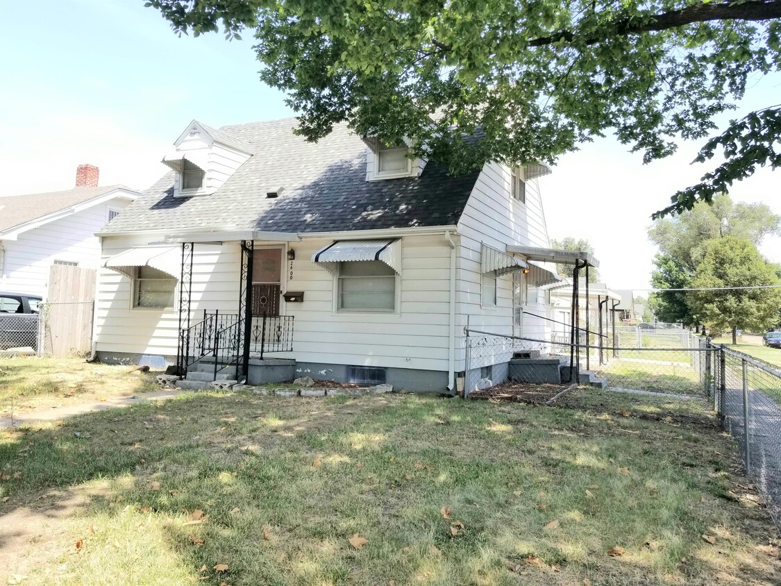Primary Photo - 2600 W Douglas Ave
