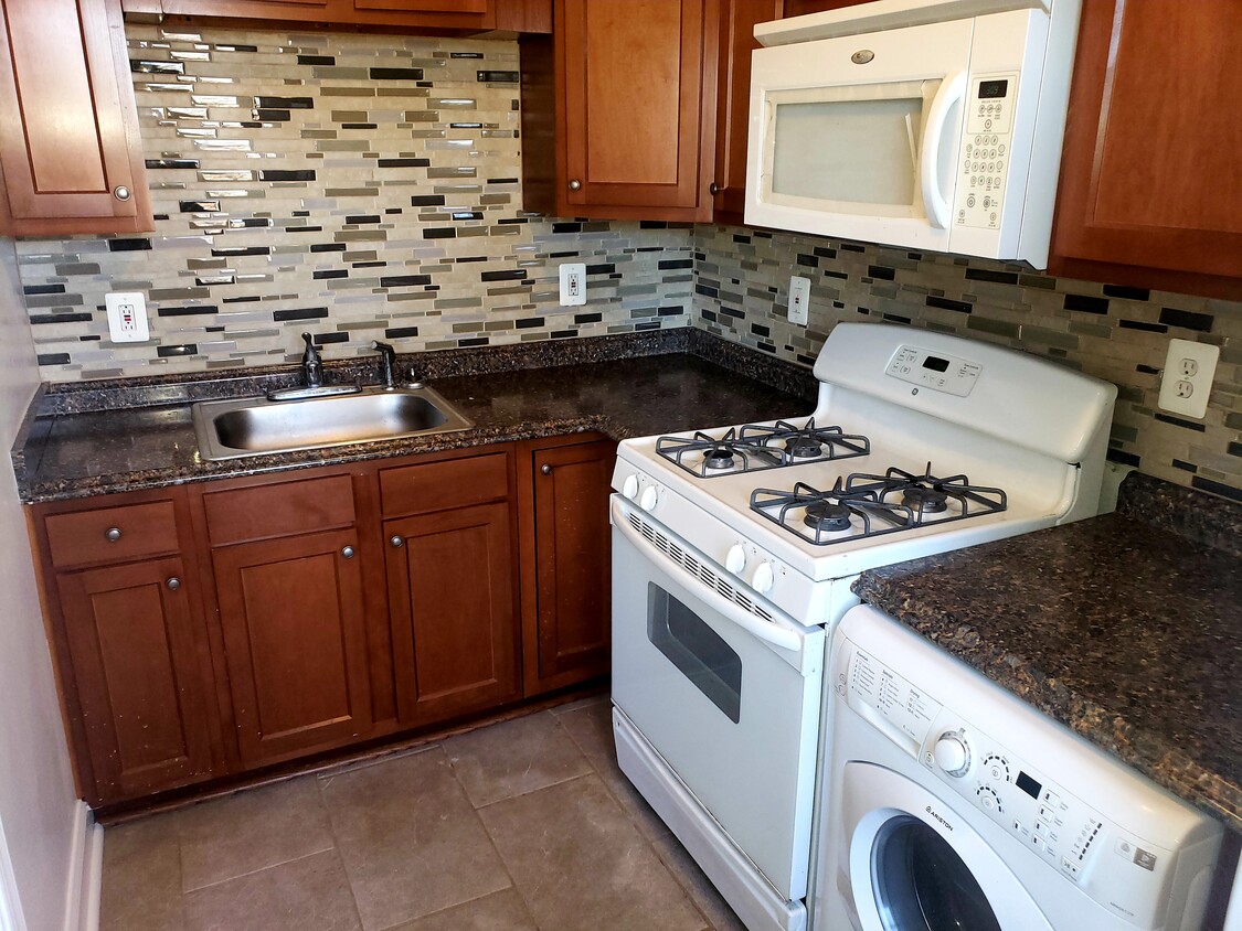 Primary Photo - Cozy 2-bedroom, 1-bathroom, apartment