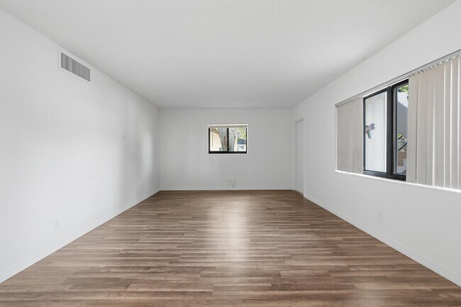 Building Photo - 800 Lighthouse Dr