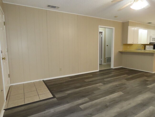 Building Photo - Charming 2 Bedroom, 1 Bath House in Whiteh...