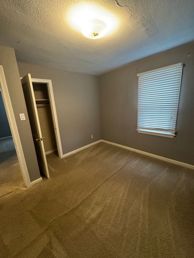 Foto del edificio - 3 bedroom 1 bathroom house