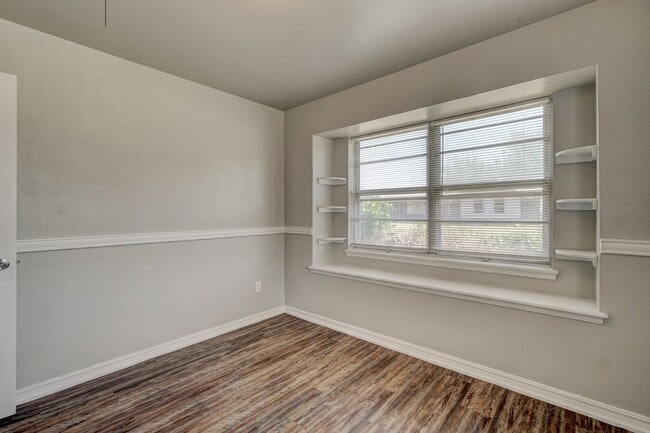 Building Photo - Nice 4 Bed 1.5 Baths Located near Tinker D...