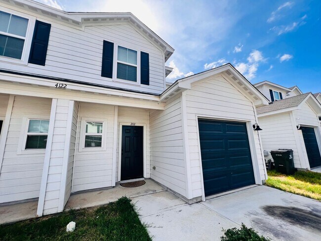 Building Photo - Charming Rent Ready Unit Available!