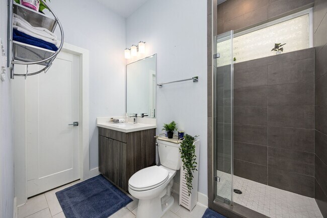 Foto del edificio - 5815 Fairdale Ln