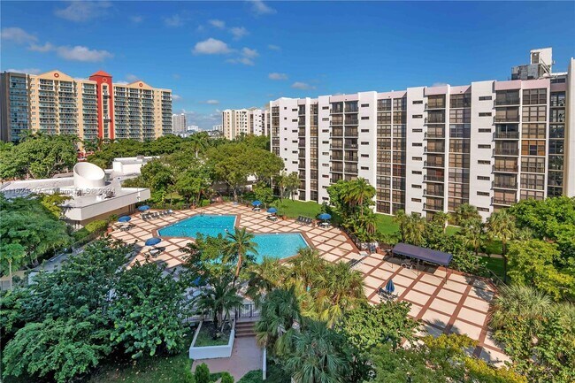 Foto del edificio - 17011 N Bay Rd