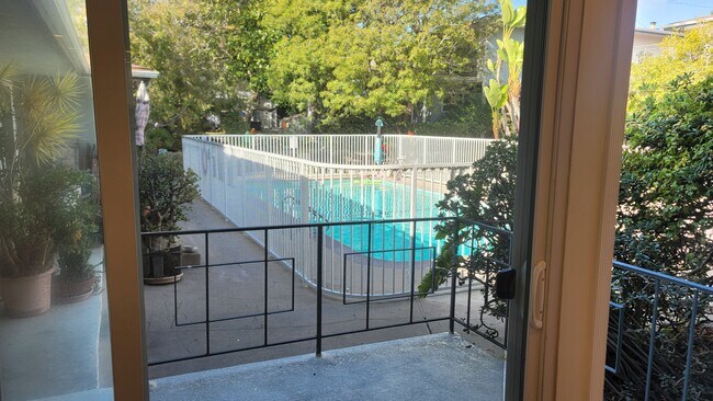 Foto del edificio - 2545 Beverley Ave