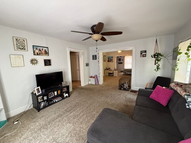 Foto del edificio - Spacious 1-Bedroom Upper Unit