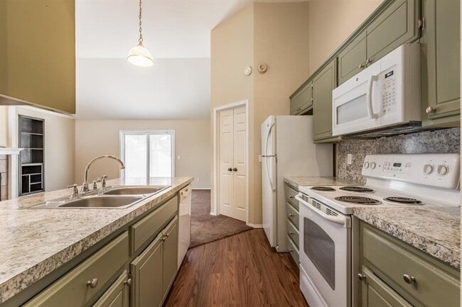 Building Photo - 904 Merlin Cir