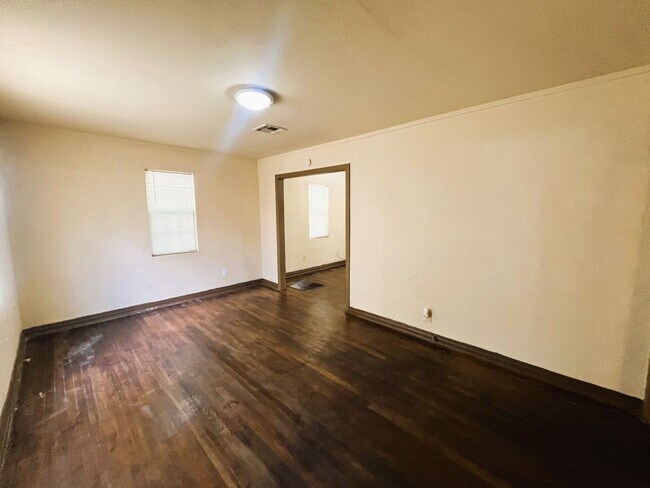 Building Photo - 717 Ne 25, 2bed, 1bath