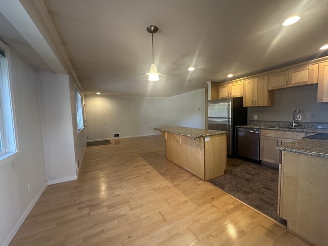 Building Photo - 415 Healy Ave S