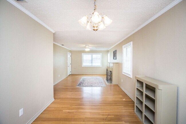 Foto del edificio - "Charming 3-Bedroom Home on 31st with Gleaming Hardwood Floors and 2 Full Baths!"