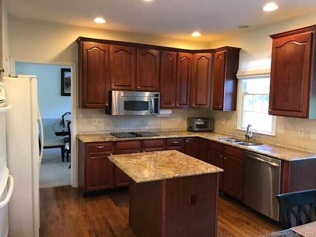 Building Photo - 25 Lilac Ln