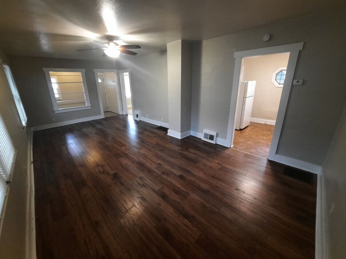 Foto principal - Two Bedroom, One Bathroom Home with fenced yard and shed