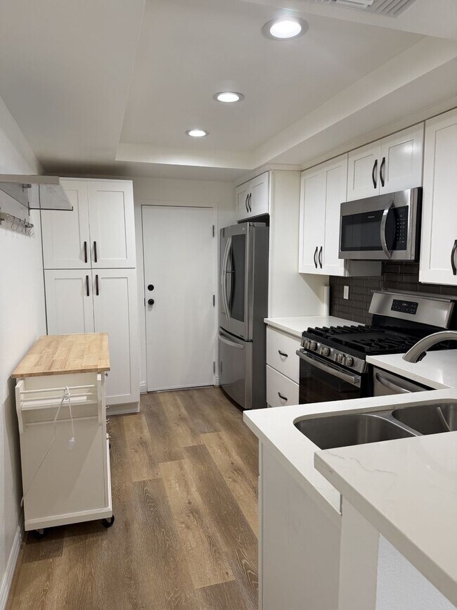 Building Photo - Updated modern townhouse 3 bed 1.5 bath