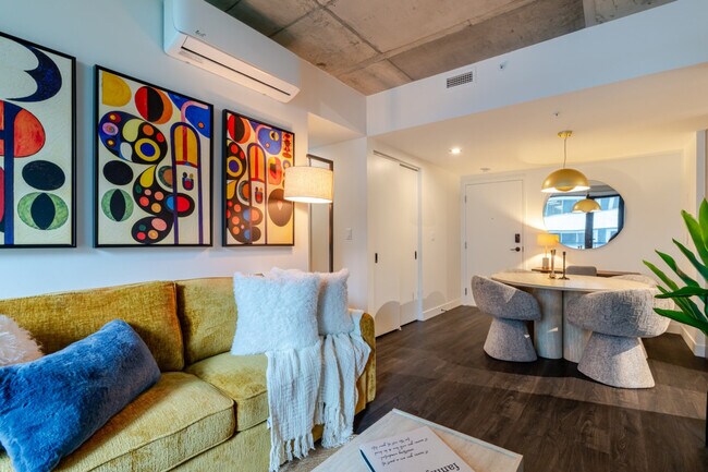 Building Photo - 292 Rue Sainte-Catherine Ouest