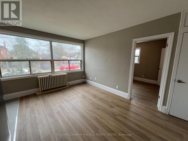 Photo du bâtiment - 108-108 Grandville Ave