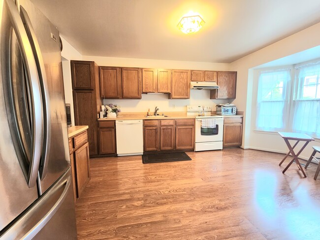 Bright and large kitchen with bay window - 6175 Old Brentford Ct