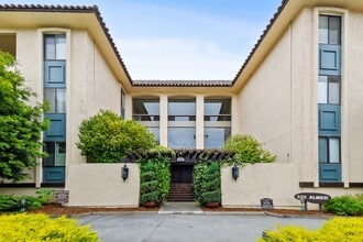 Building Photo - 525 Almer Rd