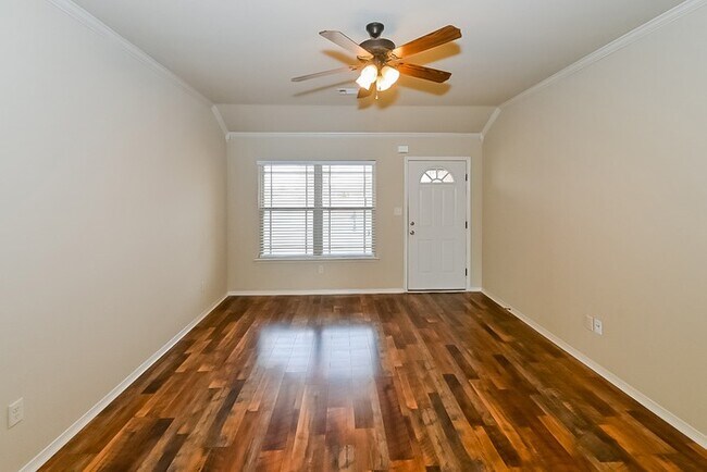 Building Photo - Charming 3 bedroom