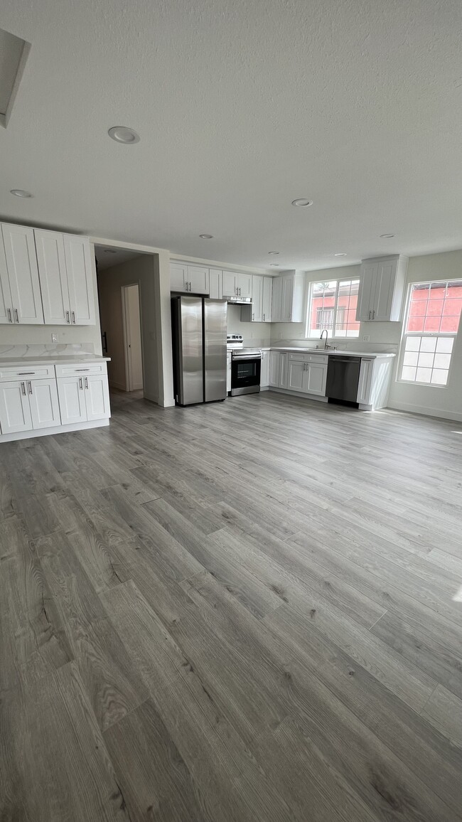 Building Photo - 729 S 45th St