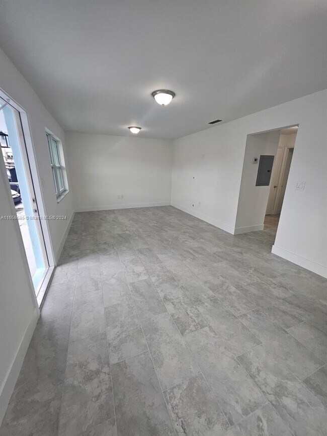 Building Photo - 2628 SW 29th Ave