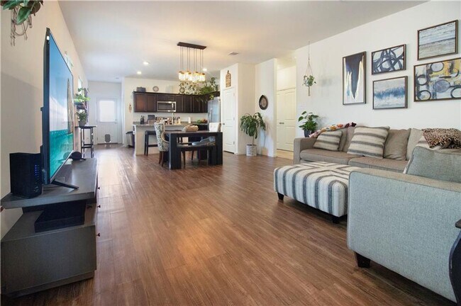 Foto del edificio - 336 Flower Smith Ln