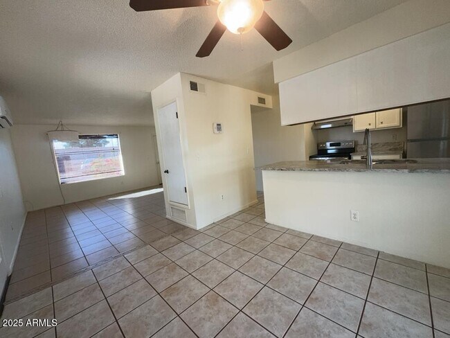 Building Photo - 5030 E Evergreen Dr