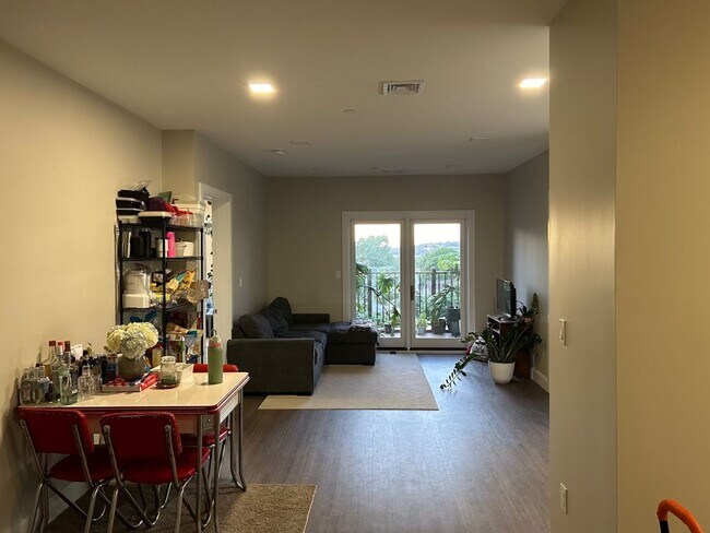 Foto del edificio - Luxury Condo Style 2 Bed plus, 2 Bath Apartment!