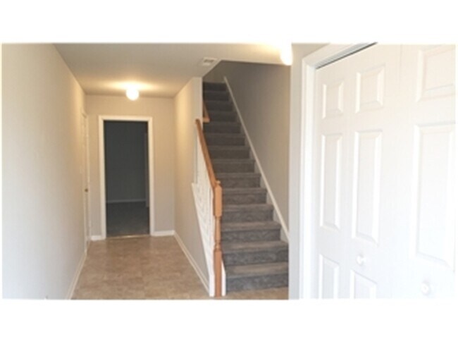 Building Photo - 2 Bridle Path