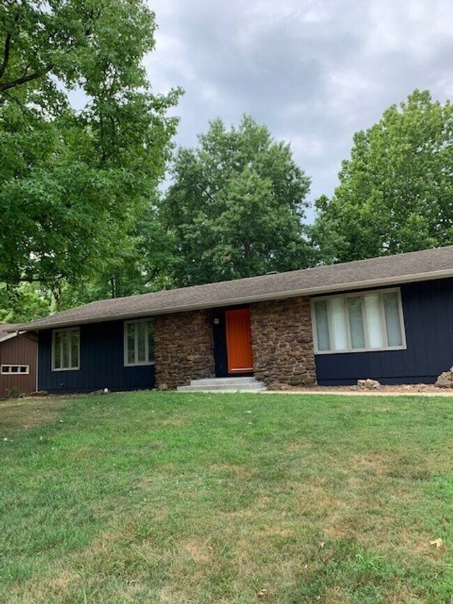 Foto del edificio - Brentwood South Subdivision - Completely Remodeled 3 Bedroom 2 Bath Home With Huge Backyard!