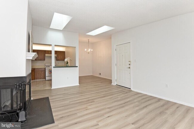 Foto del edificio - 58 Willow Ct