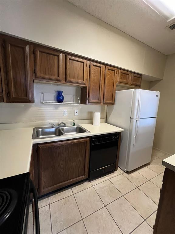 Building Photo - 17417 Red Oak Dr