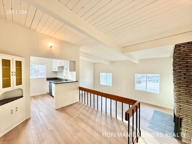 Foto del edificio - 3160 Hollycrest Dr