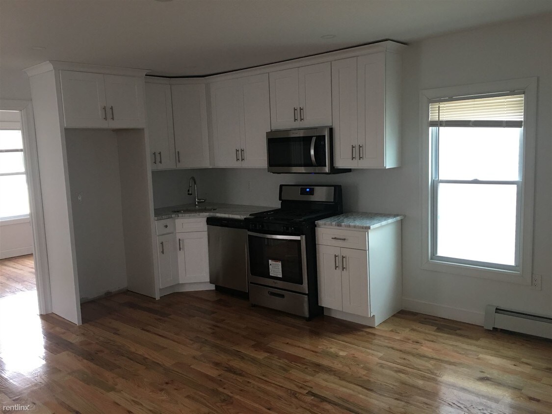 Primary Photo - 2 br, 1 bath Duplex - 14508 111th Ave 2
