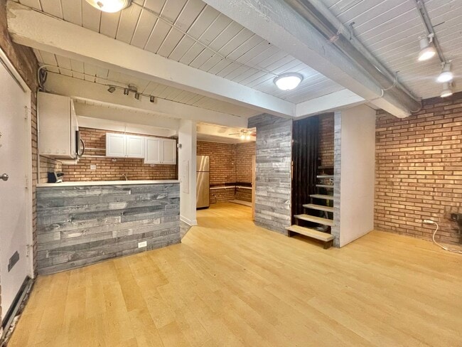 Building Photo - 806 S. Loomis St