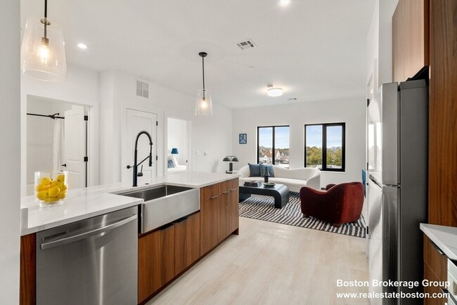 Building Photo - 600 E Broadway