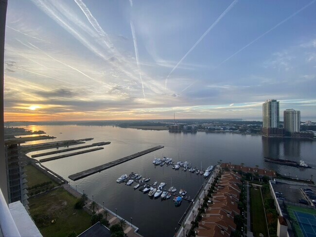 Foto del edificio - 400 E Bay St
