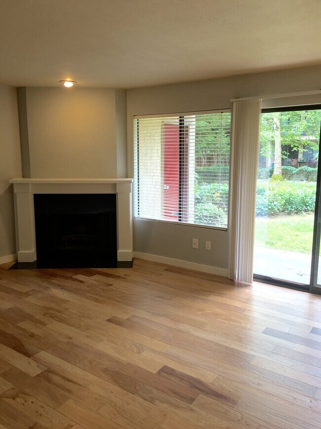 Building Photo - Spacious Clean 3 bdrm minutes to Microsoft