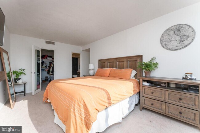Foto del edificio - 6301 Stevenson Ave