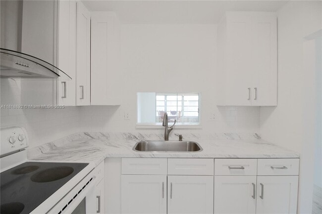 Building Photo - 5031 W Oakland Park Blvd