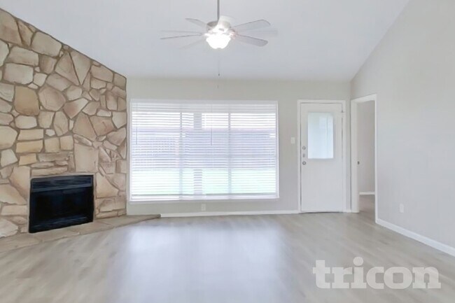 Foto del edificio - 14831 Waterside Dr