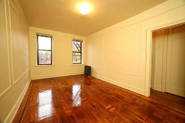 Foto del edificio - 2411 E 3rd St