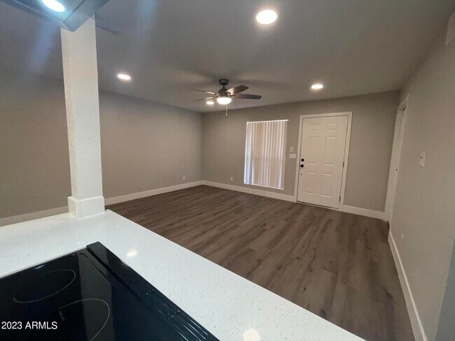 Foto del edificio - 1340 N Recker Rd
