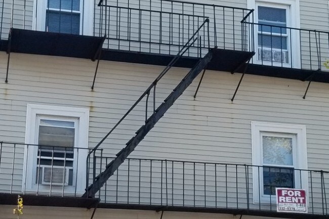 Building Photo - 104 Ives St