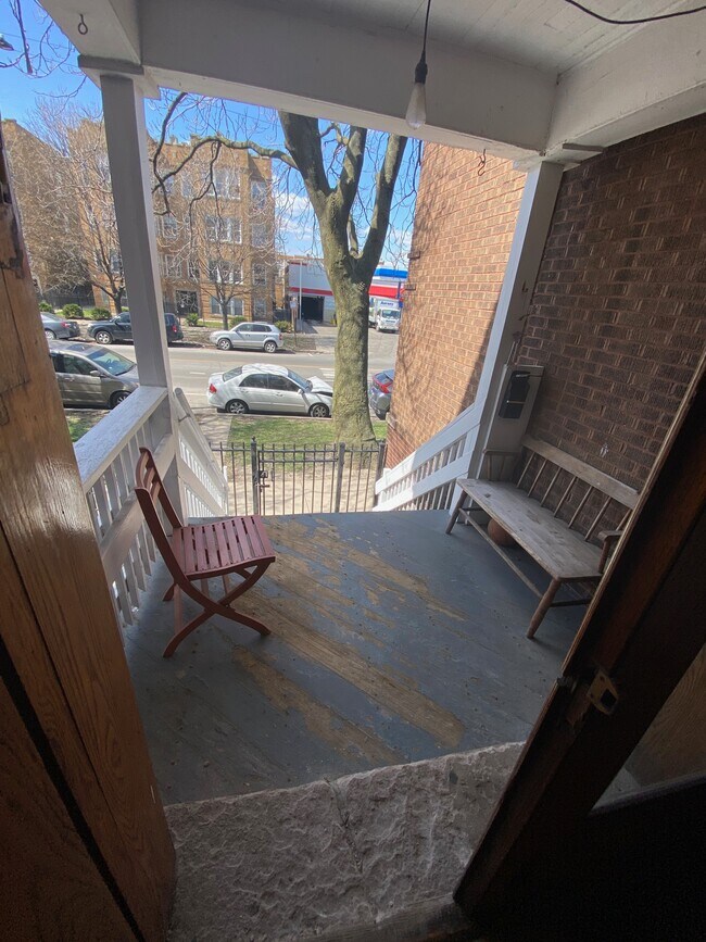 Foto del edificio - 2337 N Sacramento Ave